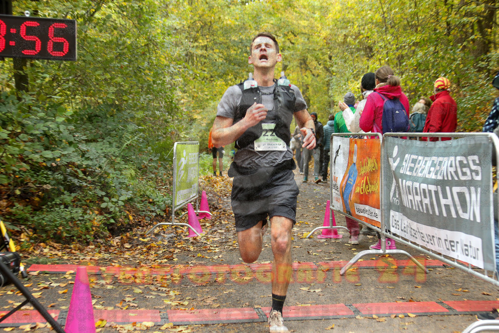 251026_1240_EX1_0974 | Sportfotografie im Rhein-Sieg Kreis, Köln, Bonn, NRW, Rheinland Pfalz, Hessen, etc. Unser Tätigkeitsfeld umfasst den Laufsport vom Volkslauf über den Marathon, Duathlon, Triathon bis zum Ultralauf wie Kölnpfad Ultra oder Schindertrail.