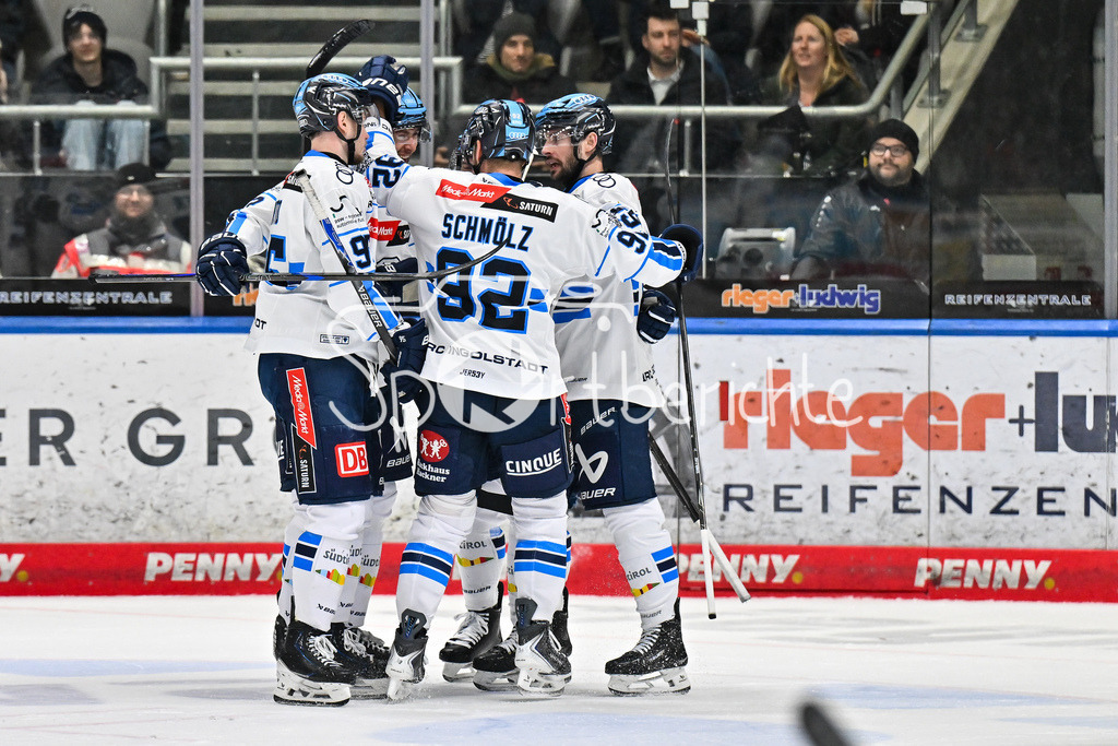 Augsburger Panther - ERC Ingolstadt | AUGSBURG, GERMANY - 12. DECEMBER: Jubel der Schanzer nach dem Ausgleich zum 3-3 durch Sam RUOPP (ERC Ingolstadt 2) / Tor / Torschuetze / Freude / Happy / während dem Match zwischen den Augsburger Panthern und dem ERC Ingolstadt am 27. Spieltag der Penny DEL im Curt Frenzel Stadion