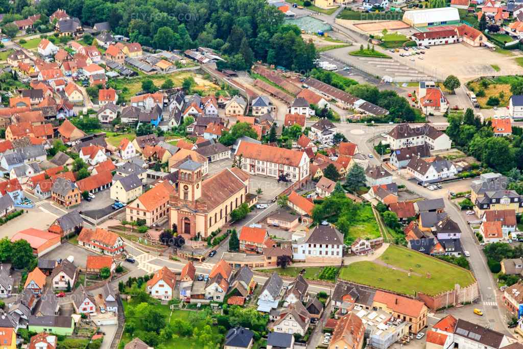 Aerial view: Eglise Saint-Michel and Ecole Elémentaire Louis Cazeaux in Soufflenheim in the state Bas-Rhin, France. – Photo: IMG_107889.jpg taken on 06/14/2018 by Werner Riehm/FLY-FOTO.com – Resolution of the original: 5472 x 3648 px