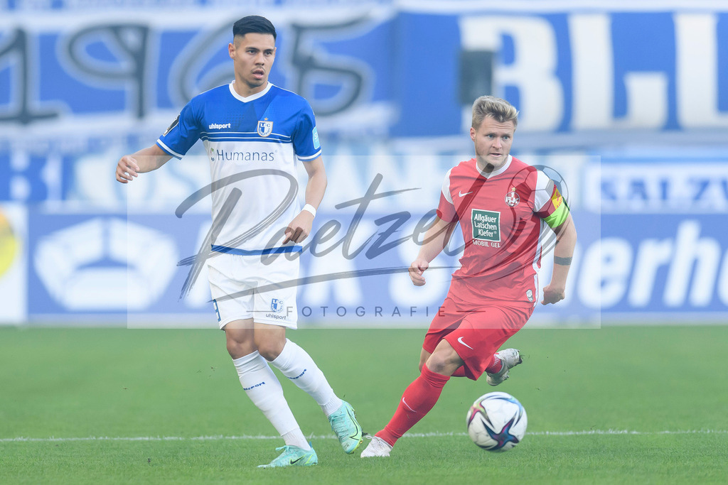 FCMFCK20210904_120 | Fussball, Herren: Raphael Obermair (1. FC Magdeburg) in Aktion, am Ball, Einzelaktion beim Spiel der 3. Liga zwischen 1. FC Magdeburg und 1. FC Kaiserslautern in der MDCC-Arena am 04.09.2021 in Magdeburg, Deutschland.DFB / DFL REGULATIONS PROHIBIT ANY USE OF PHOTOGRAPHS AS IMAGE SEQUENCES AND/OR QUASI-VIDEO. - Realisiert mit Pictrs.com
