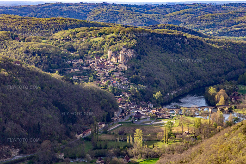 Aerial view: Chateau de Castelnaud-la-Chapelle above the Dordogne bridge in Castelnaud-la-Chapelle in the state Dordogne, France.Photo: IMG_113464.jpg taken on 04/16/2019 by Werner Riehm/FLY-FOTO.comResolution of the original: 5226 x 3484 px