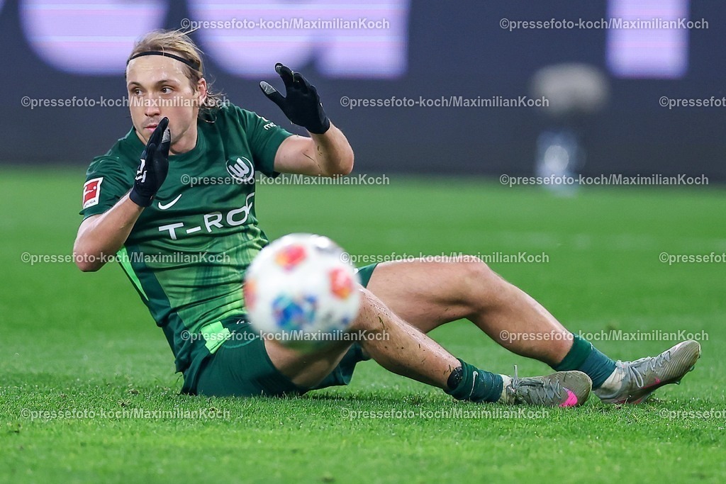 BMG13122502109 | 13.12.2025, Fußball, Borussia Mönchengladbach - VfL Wolfsburg, 1. Fußball Bundesliga, 14.Spieltag, Borussia-Park, Saison 2025 2026: Lovro Majer&nbsp;(VfL Wolfsburg #10) sitzt auf dem Spielfeld und reagiert Enttäuscht  DFB regulations prohibit any use of photographs as image sequences and or quasi-video.