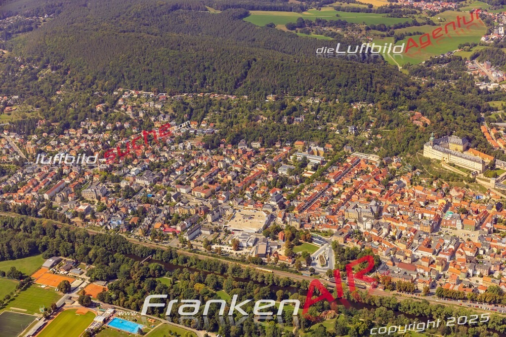 Schrägluftbild  Am Oberanger  Rudolstadt - Das Luftbild wurde 2025 vom UL-Flugzeug heraus erstellt (ohne Drohne- keine Drohnenaufnahme ) - Hochauflösende Luftaufnahme -Nicht vergleichbar mit Google Maps oder Satelittenbilder- Die Geschenkidee !Mit Lizenz und Bildrechte bestellbar