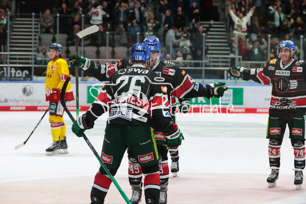 Augsburger Panther - Duesseldorfer EG | Samuel SORAMIES (AEV #26) jubelt mit seinen Teamkollegen ueber den Siegtreffer zum 2-1 kurz vor Schuss