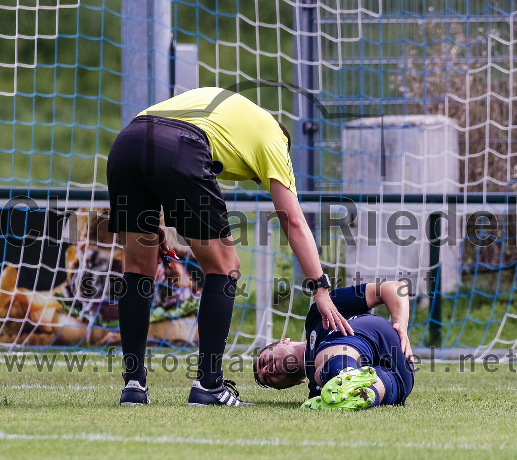 2023-08-26_131_FC_Langengeisling_gegen_TuS_Raubling | Erding, Deutschland, 26.08.2023:
Fußball, Bezirksliga Oberbayern Ost 2023 / 2024, 6. Spieltag, FC Langengeisling gegen TuS Raubling, Endergebnis: 2:0

Schiedsrichter Moritz Decker, Bastian Unsin (TuS Raubling, #27)

Foto: Christian Riedel / fotografie-riedel.net