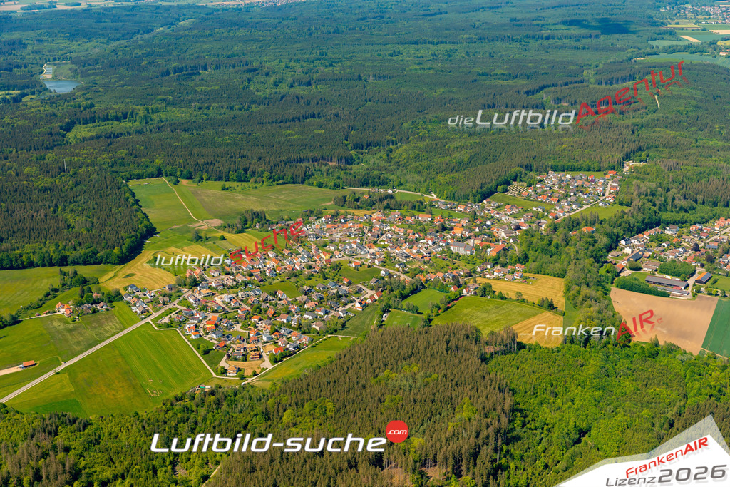 Das Luftbild zeigt : Straßberg Bobingen - Die Luftaufnahme wurde 2024 vom UL-Flugzeug aus erstellt ( keine Drohne ) - Hochauflösende Luftaufnahme - Für grossformatige Ausdrucke geeignet. Die Geschenkidee !Mit Lizenz und Bildrechte bestellbar