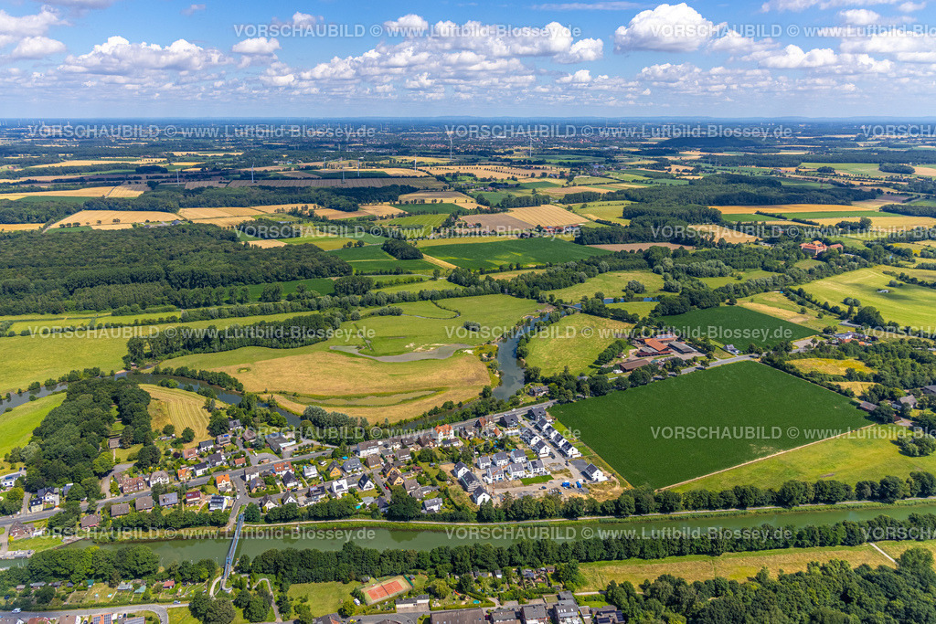 Hamm240706774 | Luftbild, Baustelle mit Neubaugebiet für Wohnhäuser Friedrichsfeld an der Lippestraße zwischen Fluss Lippe Mäander und Datteln-Hamm-Kanal, Hammer Osten Wiesen und Felder mit Fernsicht, blauer Himmel und Wolken, Uentrop, Hamm, Ruhrgebiet, Nordrhein-Westfalen, Deutschland