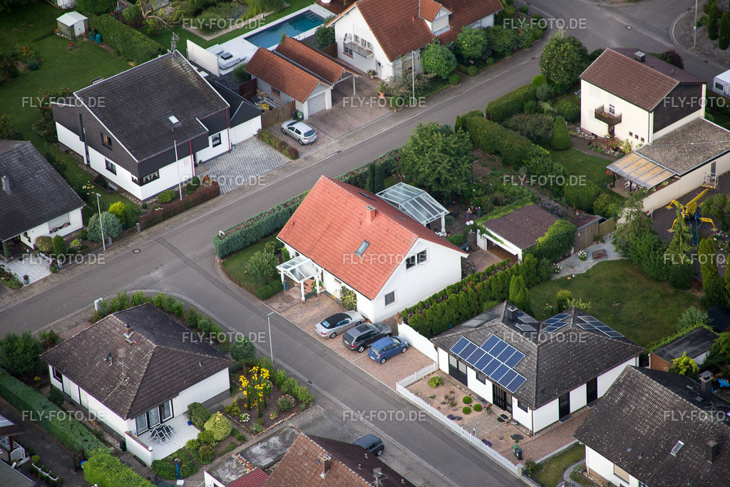 Billigheim-Ingenheim, Maxburgstr | Luftbild: Billigheim-Ingenheim, Maxburgstr im Ortsteil Billigheim in Billigheim-Ingenheim im Bundesland Rheinland-Pfalz in Deutschland. Foto: IMG_092812.jpg vom 13.08.2016 durch Werner Riehm/FLY-FOTO.de - Realisiert mit Pictrs.com