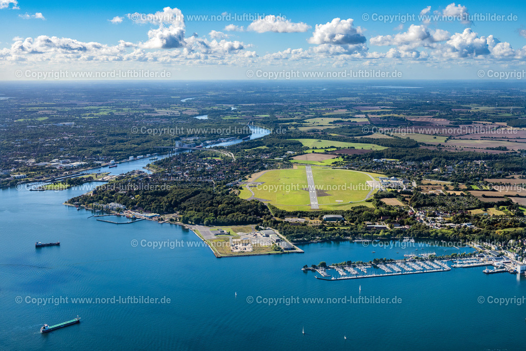 Kiel_Flugplatz_ELS_2581200922 | KIEL 20.09.2022 Start- und Landebahnen mit Rollwegen Hangaranlagen und Terminals auf dem Gelände des Flughafen an der Boelckestraße Holtenau in Kiel im Bundesland Schleswig-Holstein. // Runway with hangar taxiways and terminals on the grounds of the airport in Kiel in the state Schleswig-Holstein. Foto: Martin Elsen