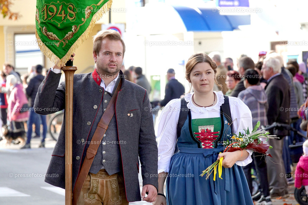 c-news-2022-Okt16-LJ_Erntedank_Reutte-FAHNENTRAGER-DSD04602 | Info aus dem Bezirk Reutte/Ausserfern Tirol sowie eine umfangreiche Bilddatenbank über die gesamte Region: Lechtal, Talkessel Reutte, Tannheimertal, Zwischentoren. Lech, Plansee, Zugspitze, Grenztunnel, B179, Fernpassstraße, Verkehr, Lawinen, Tradition, - Realisiert mit Pictrs.com