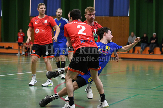 SSG Metten :  SG Moosburg   | schmerzhafte Erfahtungen für die jungen Spieler der SSG Metten hier Pirzer Emanuel  - Realisiert mit Pictrs.com