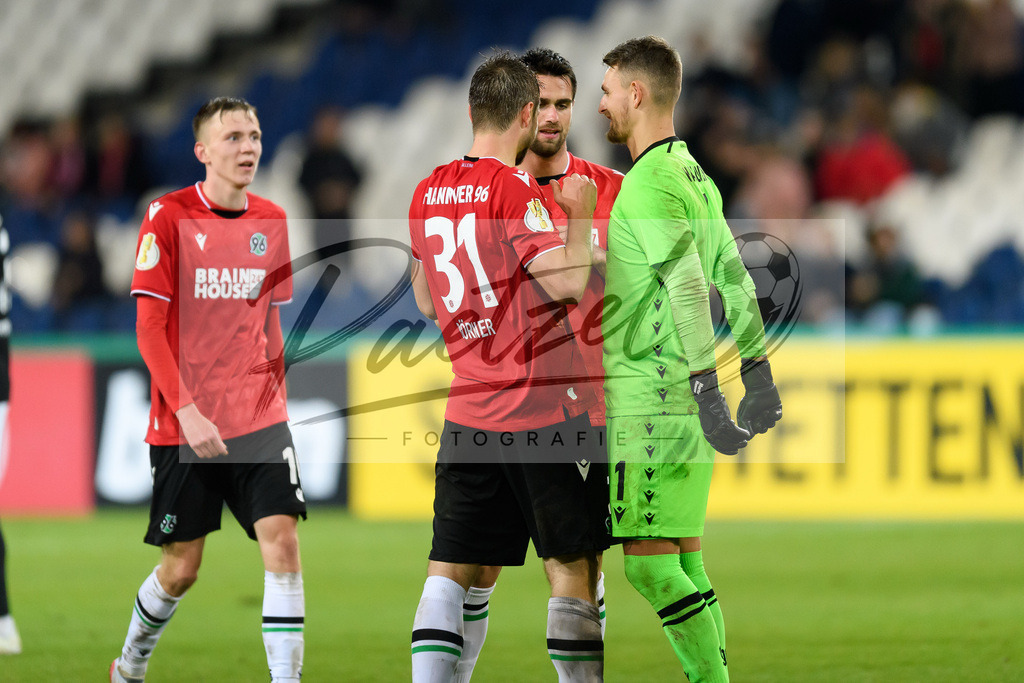 H96DUS20211027_070 | Fussball, Herren: Julian Boerner (Hannover 96), Luka Krajnc (Hannover 96) und Torwart Martin Hansen (Hannover 96) Schlussjubel, jubelt ueber den 3:0 Sieg bei dem Spiel der 2. Runde im DFB-Pokal zwischen Hannover 96 und Fortuna Duesseldorf in der HDI-Arena am 27.10.2021 in Hannover, Deutschland.DFB / DFL REGULATIONS PROHIBIT ANY USE OF PHOTOGRAPHS AS IMAGE SEQUENCES AND/OR QUASI-VIDEO. - Realisiert mit Pictrs.com