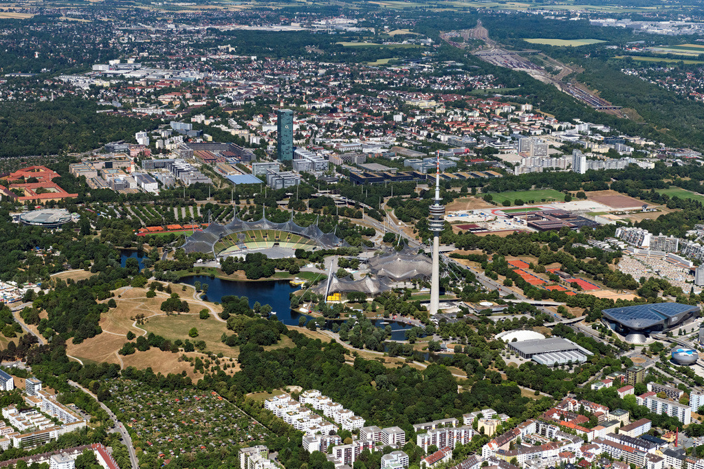 dr__0202205.jpg | MüNCHEN 29.06.2023 Gelände des Olympiaparks mit See, Stadion und Fernsehturm im Stadtteil Milbertshofen-Am Hart in München im Bundesland Bayern, Deutschland. Weiterführende Informationen bei: Olympiapark München GmbH. // The grounds of the Olympic Park with lake, stadium and television tower in the district of Milbertshofen-Am Hart in Munich in the state Bavaria, Germany. Further information at: Olympiapark Muenchen GmbH. Foto: Daniel Reiter