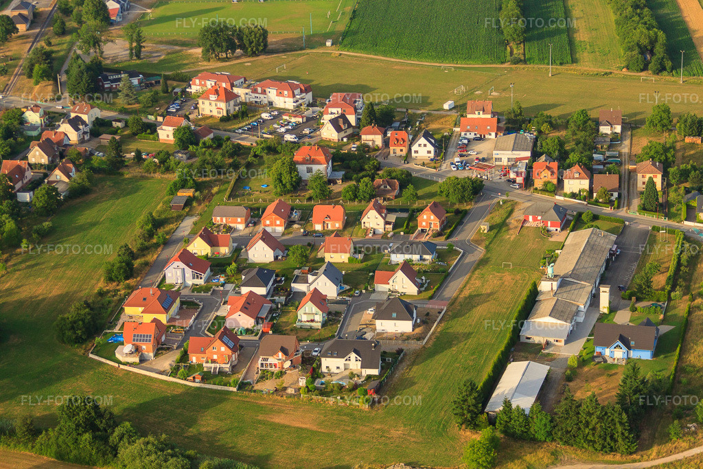 Aerial view: New development area Rue des Prés in Soufflenheim in the state Bas-Rhin, France. – Photo: IMG_30550.jpg taken on 07/09/2010 by Werner Riehm/FLY-FOTO.com – Resolution of the original: 4752 x 3168 px