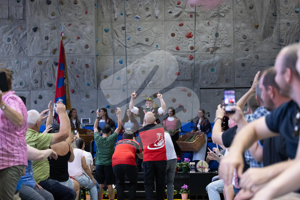 TESSINER2025_Ehrung_2124 | Die Schwinger des Schwyzer Kantonalen Schwingerverbandes: Fotos, die Dynamik und Leidenschaft festhalten, sowie emotionale Momente aus dem traditionellen Schwingsport zeigen. - Realisiert mit Pictrs.com