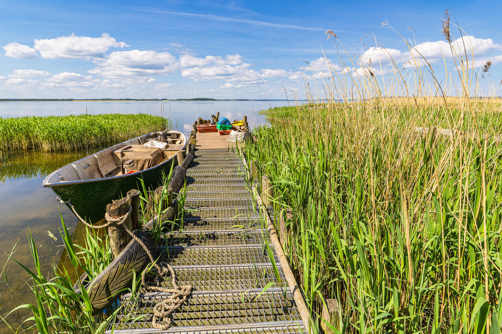 Steg mit Fischerboot am Achterwasser bei Warthe auf der Insel Usedom | Steg mit Fischerboot am Achterwasser bei Warthe auf der Insel Usedom.