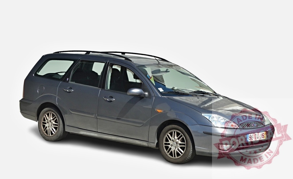 Ford Focus station wagon parked on white background | Generic gray Ford Focus station wagon isolated on white background - Realisiert mit Pictrs.com