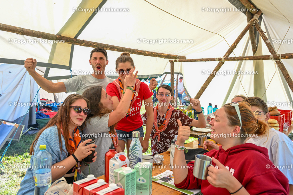 Scout Camp Austria_ 11.08.2023-45 | 11.08.2023, Berg am Attersee, AUT, Scout Camp Austria 2023, im Bild Pfadfindergruppe Linz 5 feiert den Geburtstages eines Gruppenmitglied ausgelassen