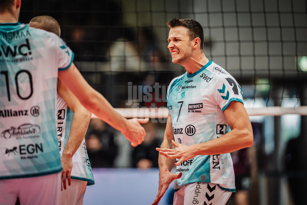 Volleyball | Herren | Saison 2025/2026 | Volleyball Ligacup | SWD powervolleys Düren vs. Energiequelle Netzhoppers KW | 12.10.2024 | Jordan Canham (#7, SWD powervolleys Düren) ärgert sich