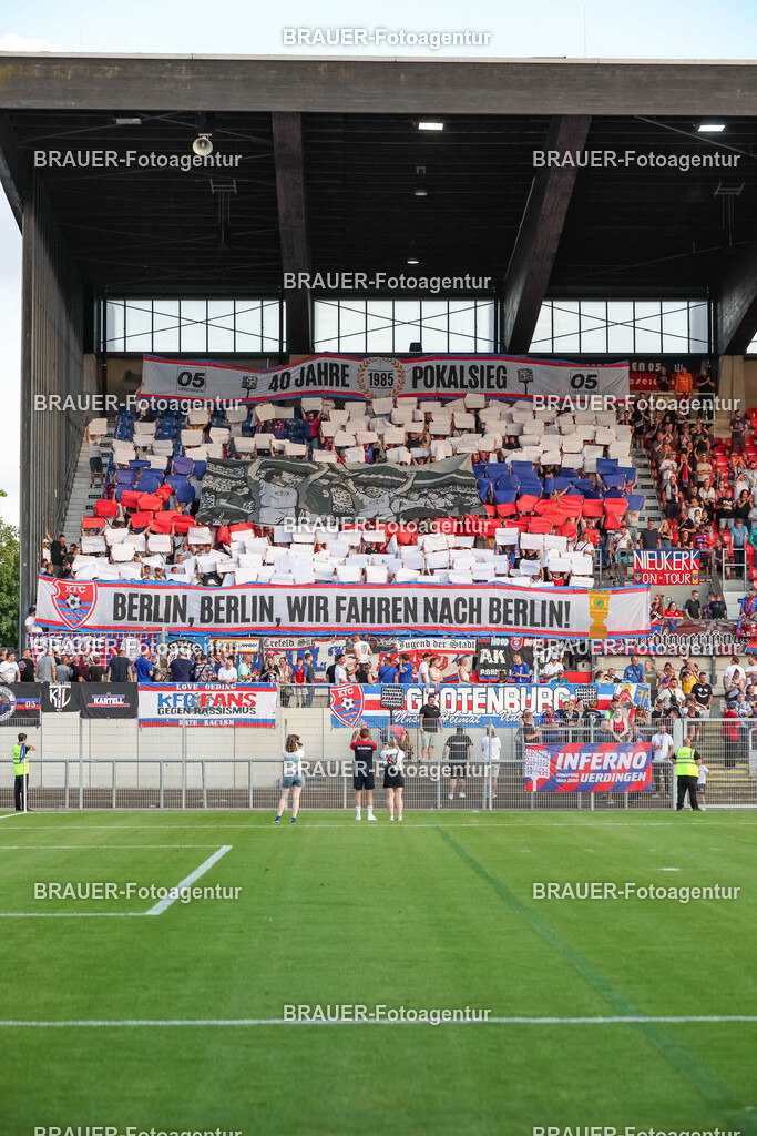 SB_KFCBAU_20250815_3876.JPG -  - KFC Uerdingen - SF Baumberg - Oberliga Niederrhein | Krefeld, Deutschland, 15.08.25: Fans von KFC Uerdingen machen eine Choreographie während des Oberliga Niederrhein Spiels zwischen KFC Uerdingen - SF Baumberg in der Grotenburg Stadion am 15. August 2025 in Krefeld, Deutschland. (Foto von Stefan Brauer/Brauer-Fotoagentur)