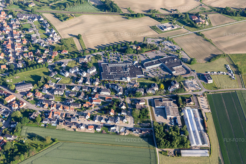 Aerial view: Branch of the supermarket Super U et drive in Gambsheim in the state Bas-Rhin, France. – Photo: IMG_114995.jpg taken on 06/01/2019 by Werner Riehm/FLY-FOTO.com – Resolution of the original: 5472 x 3648 px