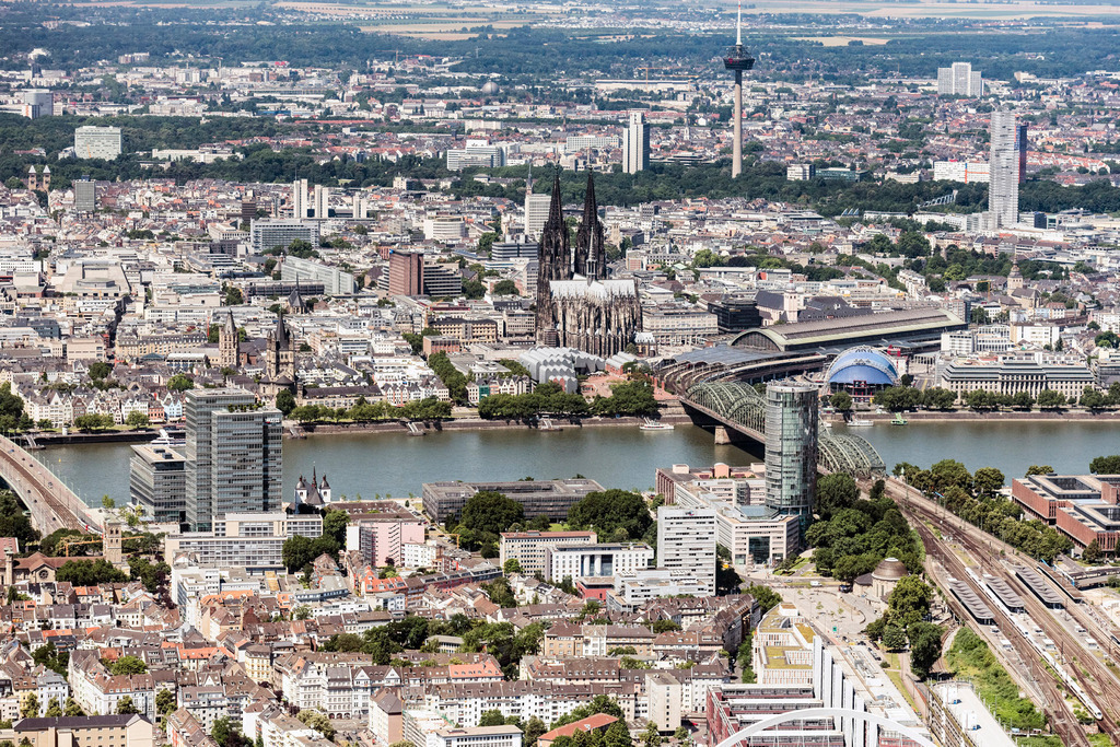 dr__dsc5597.jpg | KöLN 27.06.2018 Stadtansicht am Ufer des Flußverlaufes des Rhein im Ortsteil Innenstadt in Köln im Bundesland Nordrhein-Westfalen, Deutschland. // City view on the river bank of the Rhine river in the district Innenstadt in Cologne in the state North Rhine-Westphalia, Germany. Foto: Daniel Reiter