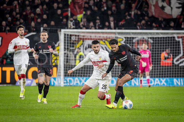 German Bundesliga, Bayer 04 Leverkusen vs. VfB Stuttgart, 10.01.2026 | LEVERKUSEN, GERMANY - JANUARY 10: Deniz Undav (VfB Stuttgart, 26) und Jarell Quansah (Bayer 04 Leverkusen, 4) during the German Bundesliga match on gameday 16 between Bayer 04 Leverkusen vs. VfB Stuttgart at BayArena on January 10, 2026 in Leverkusen, Germany. DFL REGULATIONS PROHIBIT ANY USE OF PHOTOGRAPHS AS IMAGE SEQUENCES AND/OR QUASI-VIDEO.