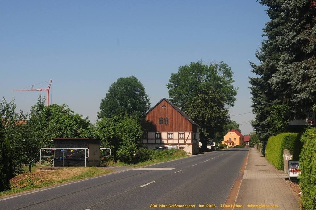 Geißmannsdorf-2026-Ortsbilder-006 | Geißmannsdorf bei Bischofswerda im Sommer 2026. Ein fotografischer Streifzug durch das Dorf Geißmannsdorf, mit Gebäuden, Straßen, Strohpuppen und geschmückten Vorgärten und Grundstücken anlässlich der 800-Jahr-Feier von Geißmannsdorf im Juni 2026 - Realisiert mit Pictrs.com