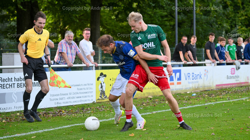 MTSV Hohenwestedt vs Holstein Kiel II | Jan Nötzelmann (MTSV #2) vs Cengizhan Koc (Holstein #14) / Fußball-Oberliga Männer 2025/2026 / MTSV Hohenwestedt vs Holstein Kiel II / Sportplatz Wilhelmhöh / Hohenwestedt / 20.09.25 - Realisiert mit Pictrs.com