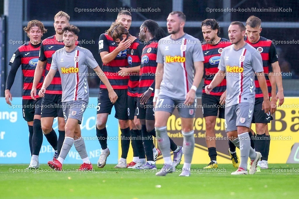 FCVK29082501049 | 29.08.2025, Fußball, FC Viktoria Köln – SSV Jahn Regensburg, 3.Liga, Sportpark Höhenberg, Saison 2025 2026: Torjubel nach dem Tor zum 1:0 durch Torschütze Tim Kloss (Viktoria Koeln #18)  zusammen mit  Lars Dietz (Viktoria Koeln #02) DFB regulations prohibit any use of photographs as image sequences and or quasi-video.