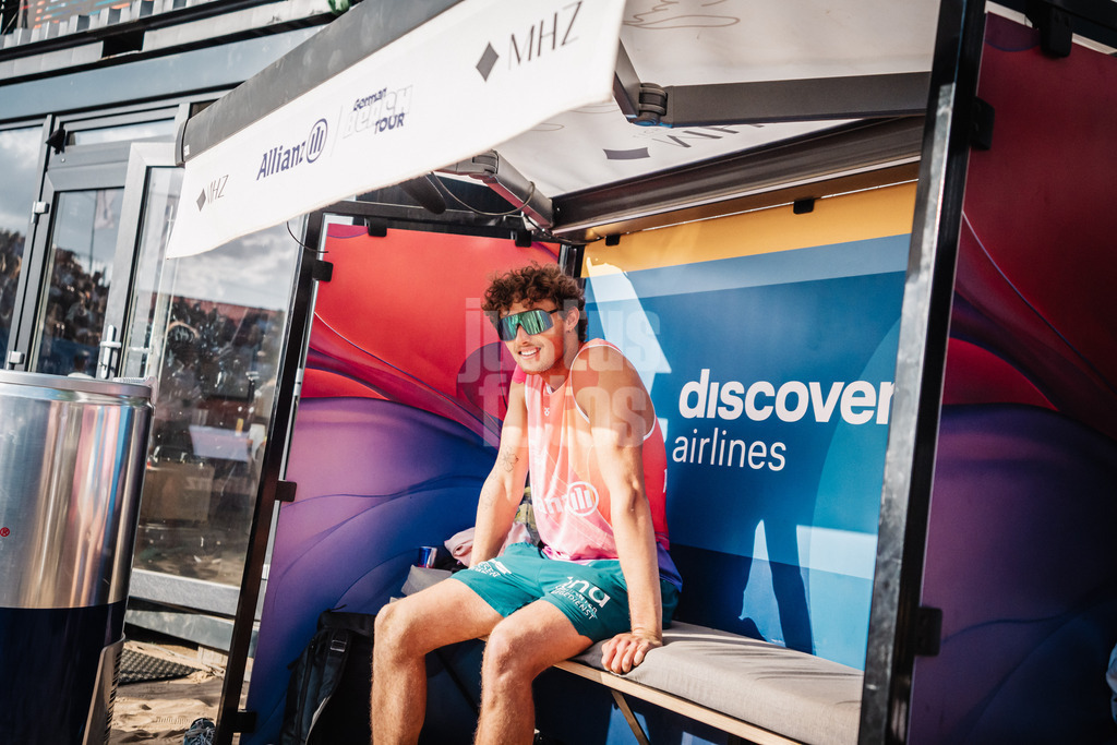 Beachvolleyball | Männer | Allianz German Beach Tour 2025 | Tourstop Düsseldorf | 16.05.2025 | Hennes Nissen auf der Spielerbank