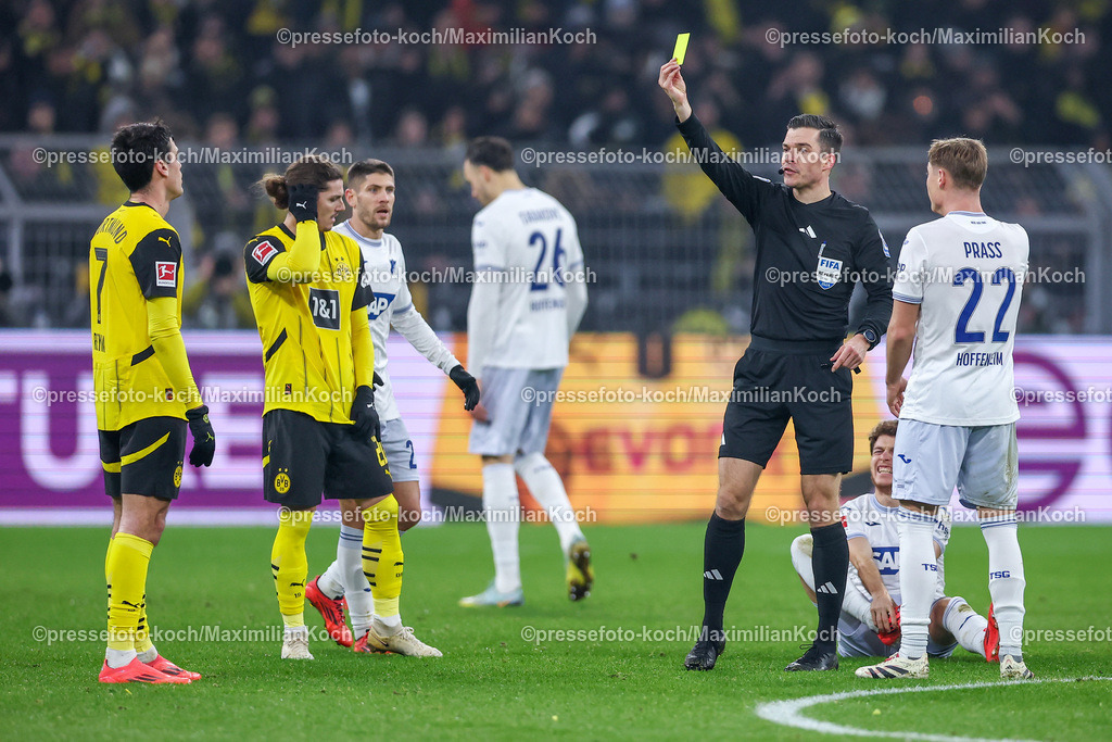 BVB15122401072 | 15.12.2024, Fußball, Borussia Dortmund - TSG 1899 Hoffenheim, 1. Fußball Bundesliga, 14. Spieltag, Signal Iduna Park, Saison 2024 2025: Giovanni Reyna (BVB #7) Gelbe KarteDFB regulations prohibit any use of photographs as image sequences and or quasi-video.
