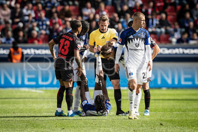 German Bundesliga, Bayer 04 Leverkusen vs. Hamburger SV, 16.05.2026 | LEVERKUSEN, GERMANY - MAY 16, 2026 :  Jordan Torunarigha (Hamburger SV, 25) has a cramp, referee Tobias Stieler (Soelden/Schwarzwald) helps during the German Bundesliga match on gameday 34 between Bayer 04 Leverkusen vs. Hamburger SV at BayArena on May 16, 2026 in Leverkusen, Germany. DFL REGULATIONS PROHIBIT ANY USE OF PHOTOGRAPHS AS IMAGE SEQUENCES AND/OR QUASI-VIDEO.