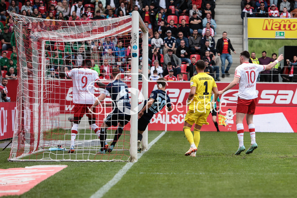 SSV Jahn Regensburg - Hamburger SV | Der Anschluss fuer den Jahn, Kaan CALISKANER (SSV #10) erzielt das Tor zum 1-4 / DFL REGULATIONS PROHIBIT ANY USE OF PHOTOGRAPHS AS IMAGE SEQUENCES AND/OR QUASI-VIDEO