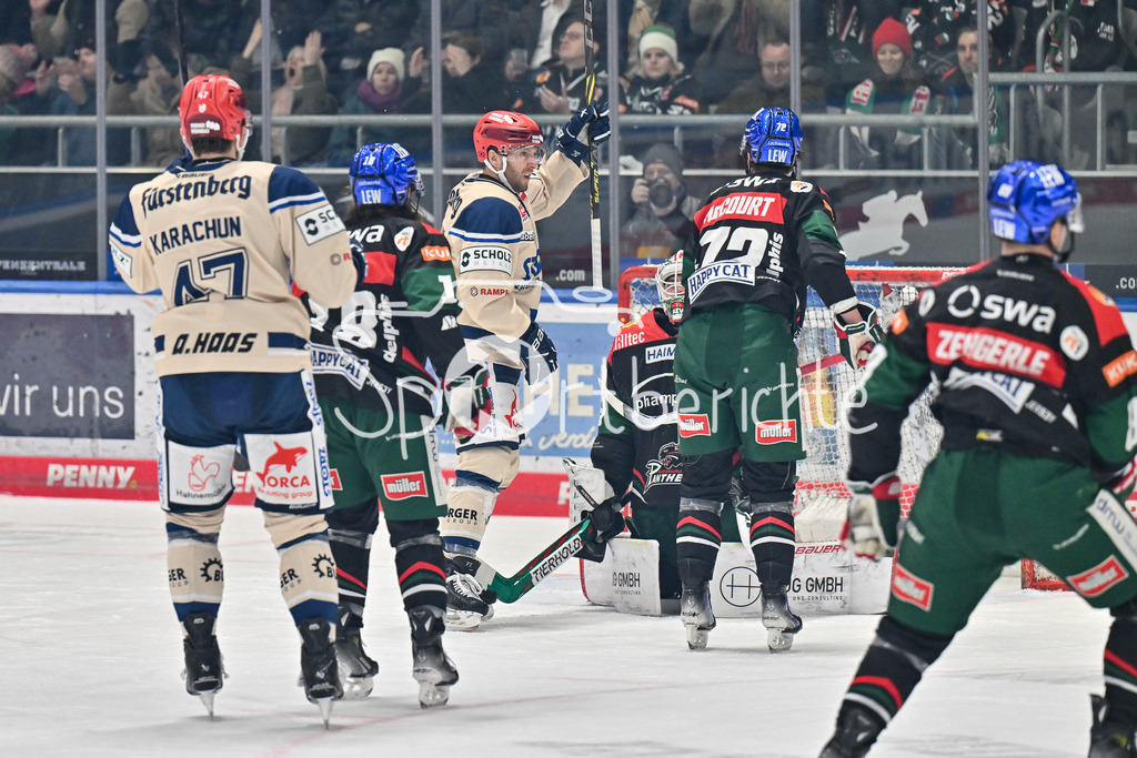 Augsburger Panther - Schwenninger Wild Wings | Jubel der Gaeste nach dem Treffer zum 0-2 durch Benjamin MARSHALL (Schwenninger Wild Wings 54) / Happy / Tor / Freude / torschuetze / DEL: Augsburger Panther - Schwenninger Wild Wings, Curt Frenzel Stadion am 24.01.2025