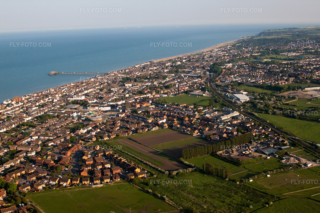 Aerial view: View of the town in Deal in the state England, Great Britain. – Photo: IMG_50703.jpg taken on 05/27/2012 by Werner Riehm/FLY-FOTO.com – Resolution of the original: 4752 x 3168 px