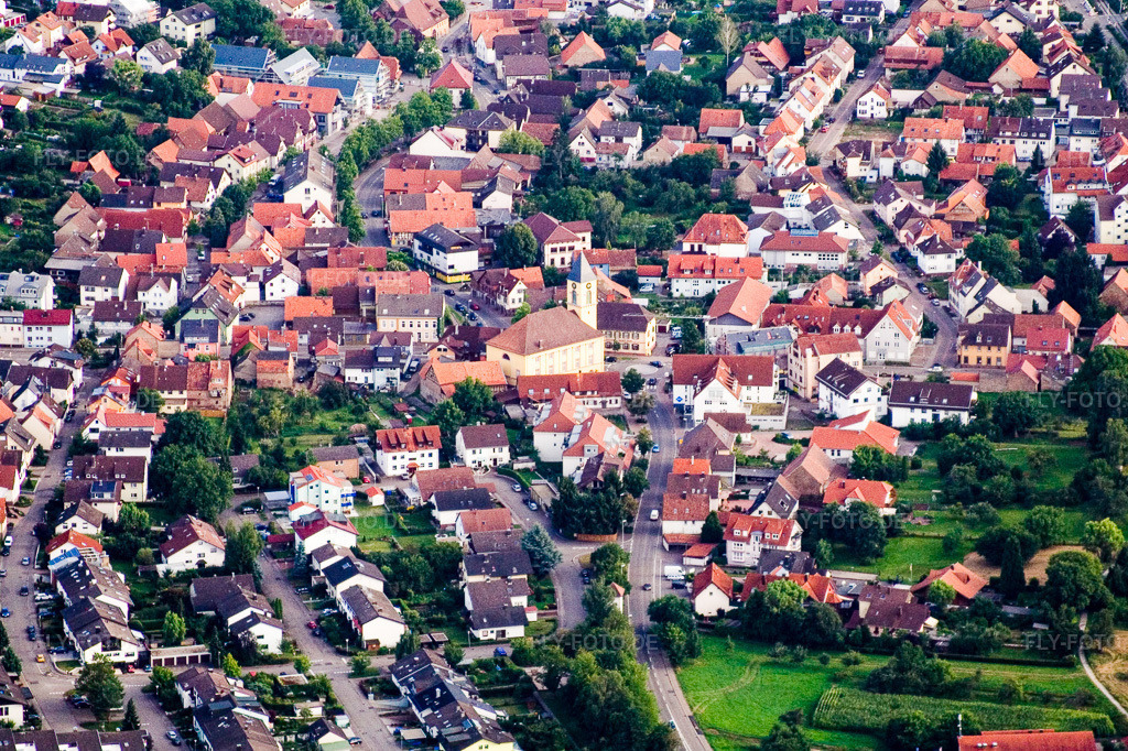 Luftbild: Ortszentrum von Norden im Ortsteil Langensteinbach in Karlsbad im Bundesland Baden-Württemberg in Deutschland. Foto: IMG_12446.jpg vom 05.08.2008 durch Werner Riehm/FLY-FOTO.de