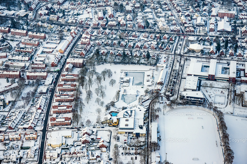 Stade_Camper_Höhe_Freibad_Solemio_Winter_Schnee_ELS_2795050126 | STADE 05.01.2026 Winterlich schneebedeckte Wasser- Rutsche am Schwimmbecken des Freibades Solemio Erlebnis- und Solebad in Stade im Bundesland Niedersachsen, Deutschland. // Wintry snowy waterslide on Swimming pool of the Solemio Erlebnis- and Solebad in Stade in the state Lower Saxony, Germany. Foto: Martin Elsen