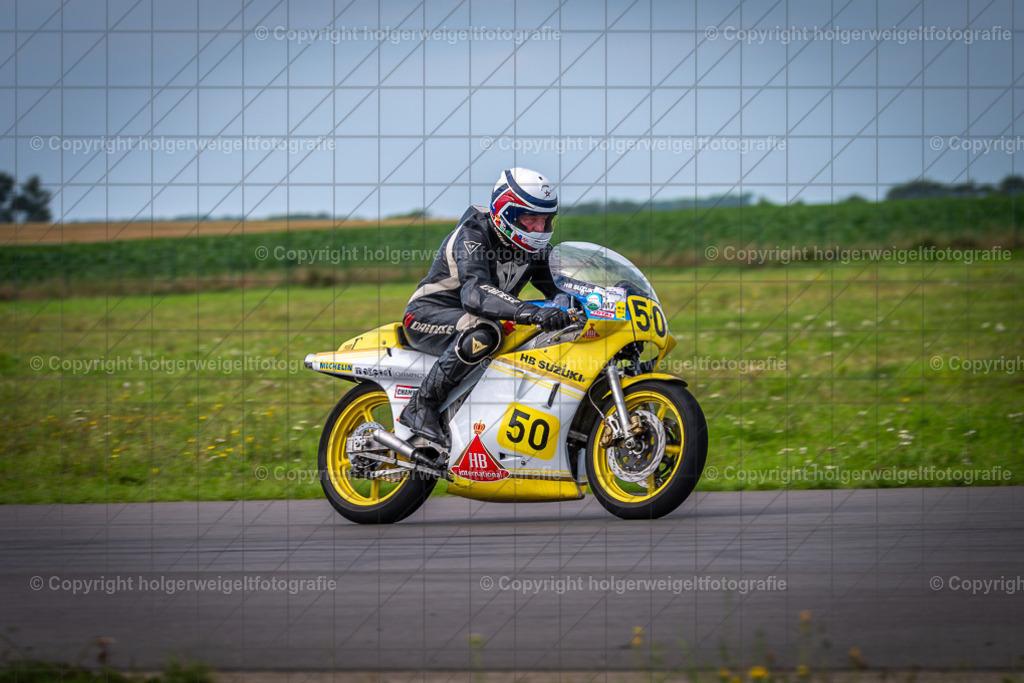 Suzuki RG 500 | Foto vom 3. Classic Motor Weekend 18. - 20. August 2023 auf dem Flugplatz in Obermehler - Realisiert mit Pictrs.com