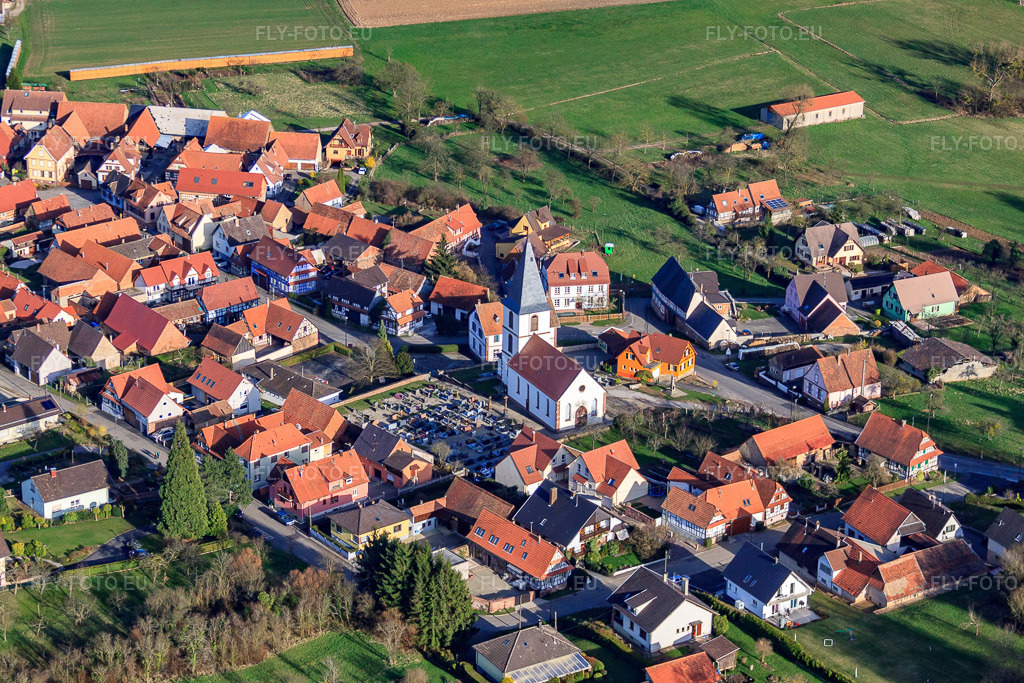 Vue aérienne: Cimetière et église de Tous les Saints à Morsbronn-les-Bains dans le département Bas Rhin, France – .Photo: IMG_38705.jpg prise le 20/03/2011 par Werner Riehm/FLY-FOTO.eu – Résolution de l'original: 4752 x 3168 px – Paroisses de Woerth et Morsbronn-les-Bains - Uepal