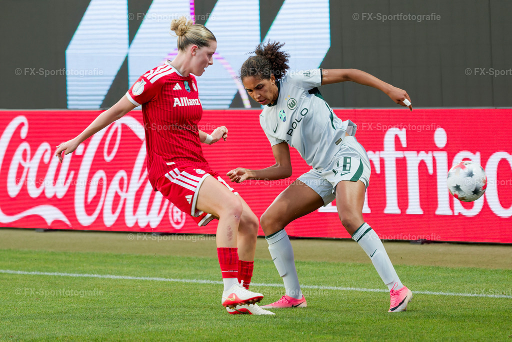Supercup-Frauen-Bayern-Muenchen-vs-VfL-Wolfsburg 030 | Sportfotos und Eventgalerien von FX-Sportfotografie. Bilder von Fußball, Vereinsveranstaltungen und Events direkt ansehen und als Download bestellen. - Realisiert mit Pictrs.com
