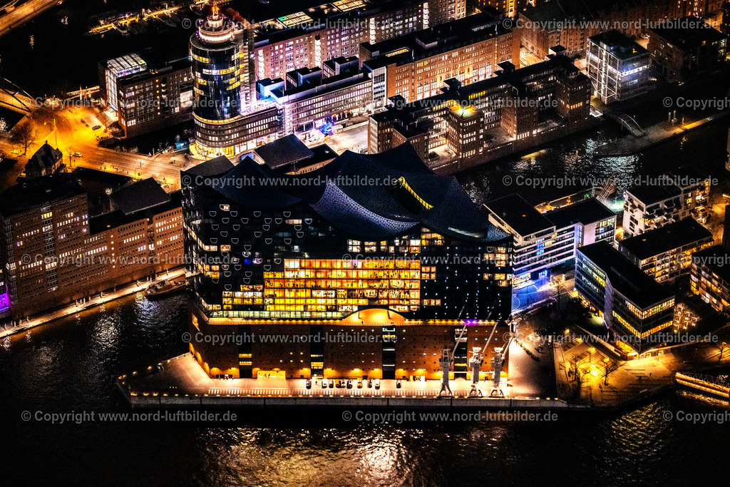 Hamburg_Elbphilharmonie_Nachtaufnahme_ELS_7529060325 | HAMBURG 06.03.2025 Nacht- Lichter und Beleuchtung Elbphilharmonie am Ufer der Elbe am Platz der Deutschen Einheit in Hamburg. Das Konzerthaus- Gebäude im Stadtteil Hamburg-HafenCity befindet sich am Ufer der Elbe der Hansestadt. Weiterführende Informationen bei: HOCHTIEF Aktiengesellschaft AG,  HamburgMusik gGmbH,  ReGe Hamburg Projekt-Realisierungsgesellschaft mbH. // Night lighting the Elbe Philharmonic Hall on the river bank of the Elbe on place Platz der Deutschen Einheit in Hamburg. Further information at: HOCHTIEF Aktiengesellschaft AG,  HamburgMusik gGmbH,  ReGe Hamburg Projekt-Realisierungsgesellschaft mbH. Foto: Martin Elsen