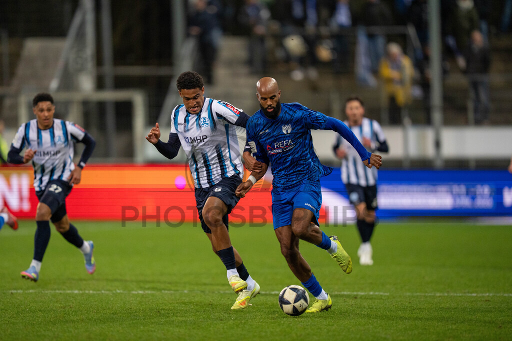 SV Stuttgarter Kickers vs. SGV Freiberg, Fussball, WFV-Pokal, Viertelfinale, 17.03.2026 | Zweikampf zwischen Meghon Valpoort (SGV Freiberg, #77) und Jacob Danquah (SV Stuttgarter Kickers, #05),SV Stuttgarter Kickers vs. SGV Freiberg, Fussball, WFV-Pokal, Viertelfinale, 17.03.2026Foto: photosbyphips/Philip Ziegler