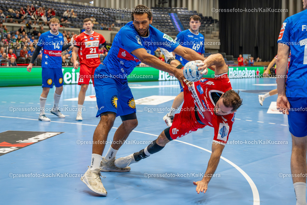 KKU01122401007 | 01.12.2024, xkkux, Handball, 2.BL, Bergischer HC - HSG Nordhorn-Lingen, Düsseldorf, PSD-Bank Dome, 2. Bundesliga, Saison 2024 2025: Djibril M Bengue (BHC #11) verteidigt gegen Björn Zintel ( 66 HSG Nordhorn-Lingen)