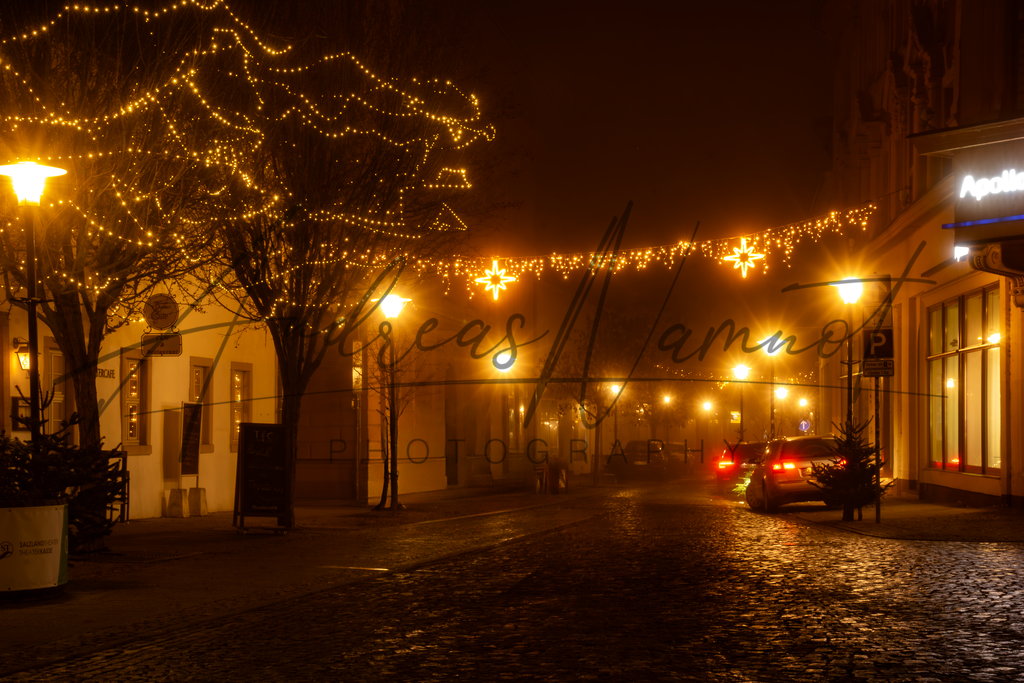 Staßfurt, Blick in dei Steinstraße | Ein nachweihnachtlicher Nebelabend auf der Steinstraße in Staßfurt. Links das Salzlandtheater. Der Blick geht in Richtung Bennecke'scher Hof - Realisiert mit Pictrs.com
