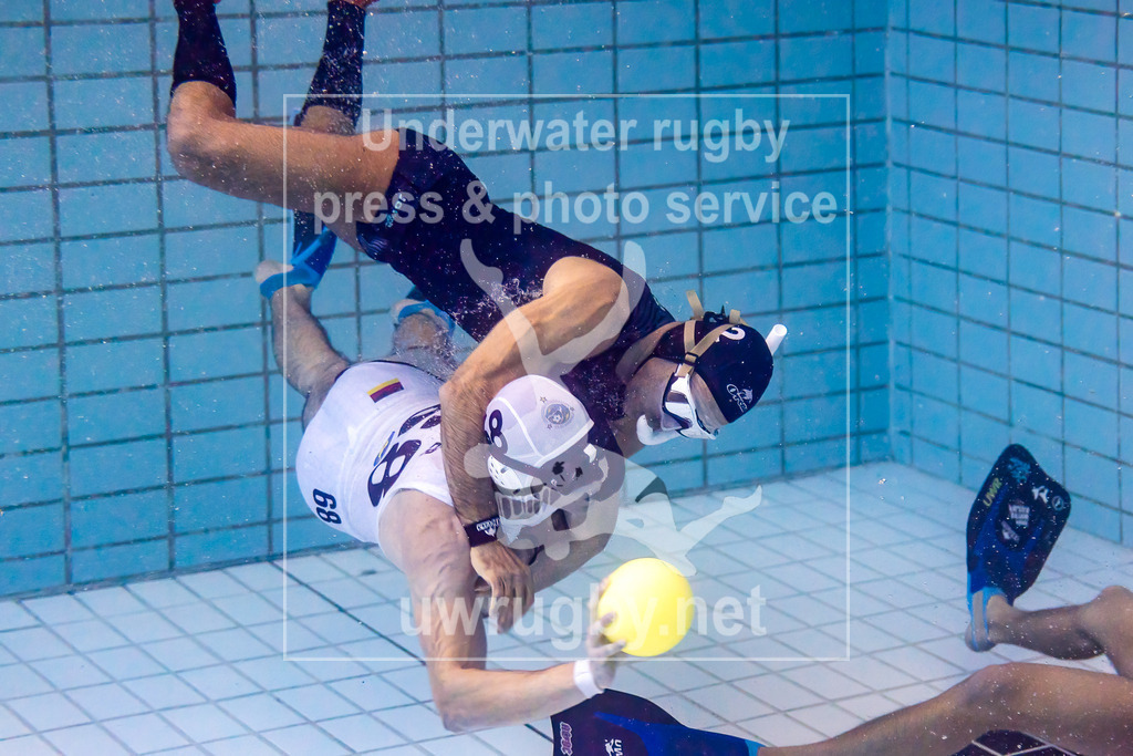 GER, DUC Krefeld (Deutschland) vs. Orcas (Kolumbien),Herren, Unterwasser-Rugby, Champions Cup 2024, Finale, 24.11.2024 | Yannick Pieper (DUC Krefeld, #68) wird von Jorge Franco (Orcas, #02) festgehalten. - Realisiert mit Pictrs.com