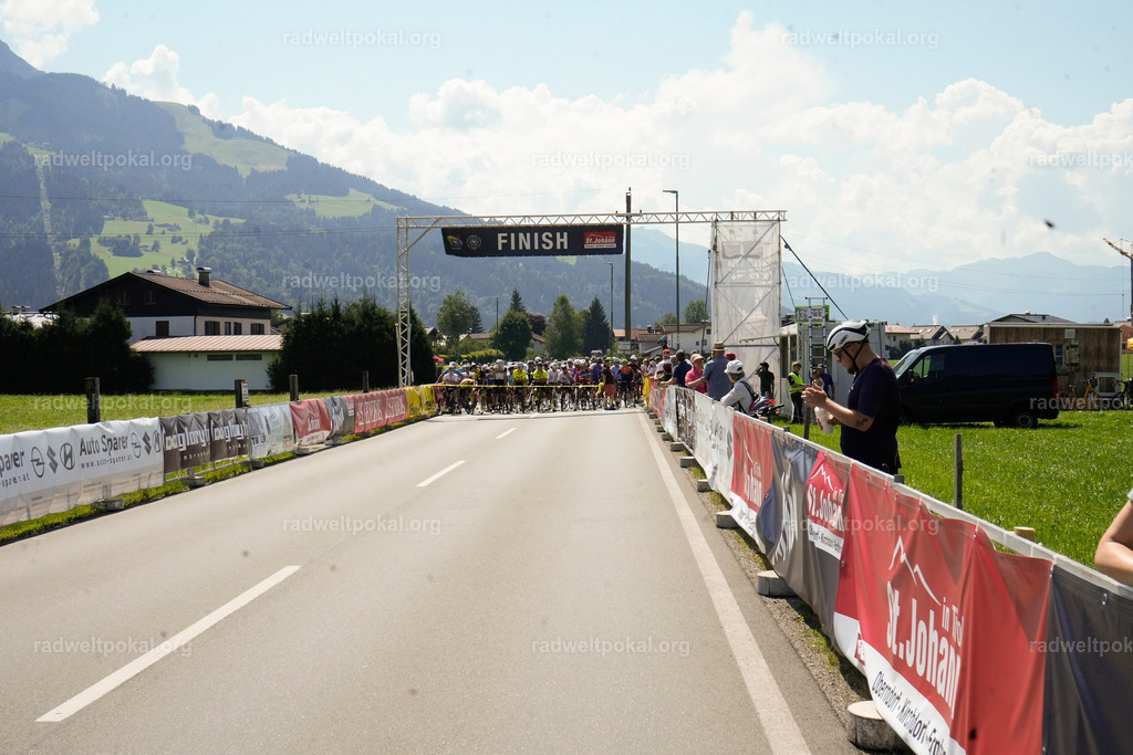 238_20230817_Bewerb_Maenner_Muehlanger | AUT - OESTERREICH, 2023-08-16: SPORT RENNRAD-FAHREN - 55. INTERNATIONALER RADWELTPOKAL IN ST. JOHANN IN TIROL  - Vintage-Radrennen mit WM-Bronze-Medaillen-Siegerin Christina Schweinberger, den Teilnehmer und Alexander Baumann (vom Orginastions-Team) - TAG 2 BEWERB MAENNER IN SECHS GRUPPEN  ; Foto: Roland Muehlanger