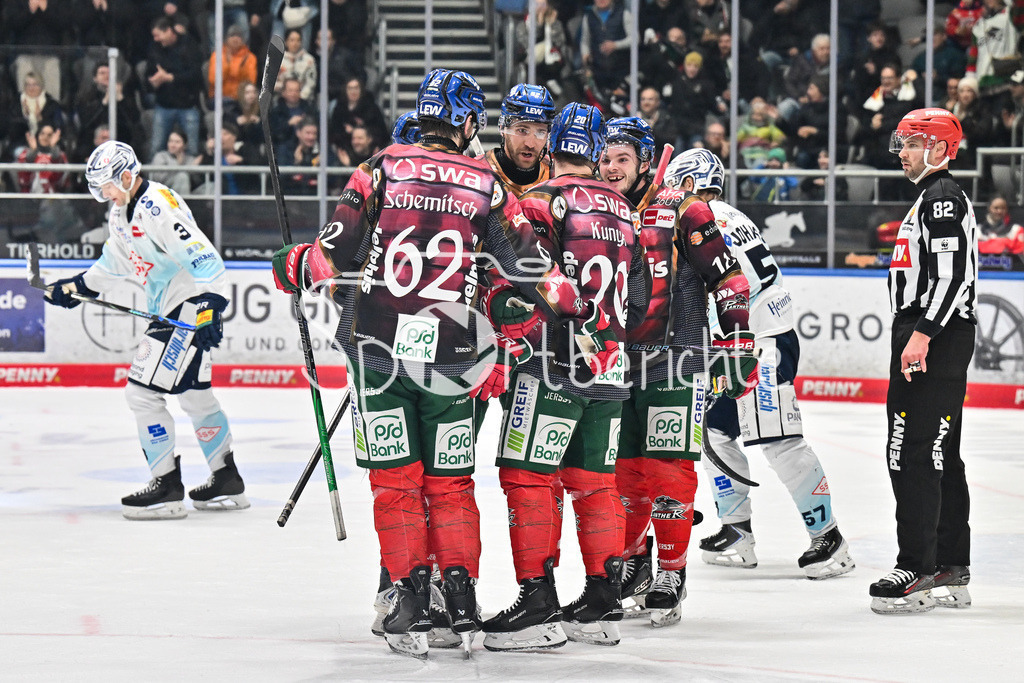 Augsburger Panther - Dresdner Eislöwen | AUGSBURG, DEUTSCHLAND - 06. MÄRZ: Jubel der Augsburger nach dem Treffer zum 4-2 durch Cody KUNYK (Augsburger Panther 20)  / Tor / Torschuetze / Freude / Happy / während dem Match zwischen den Augsburger Panthern und den Dresdner Eislöwen am 49. Spieltag der Penny DEL im Curt Frenzel Stadion