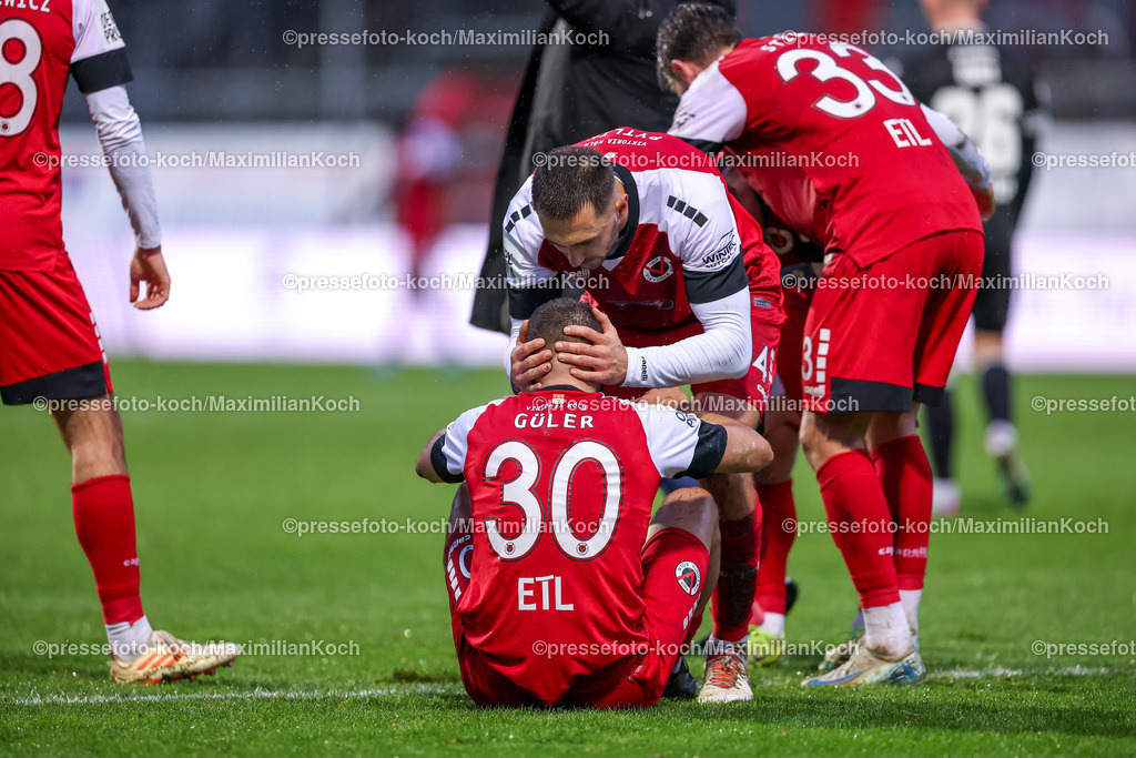 FCVK21122401103 | 21.12.2024, Fußball, FC Viktoria Köln – SV Sandhausen, 3.Liga, Sportpark Höhenberg, Saison 2024 2025: Serhat-Semih Güler (Viktoria Köln #30) trifft zum 2:0. Torjubel Torschütze Serhat-Semih Güler (Viktoria Köln #30) zusammen mit Kevin Pytlik (Viktoria Köln #4)DFB regulations prohibit any use of photographs as image sequences and or quasi-video.