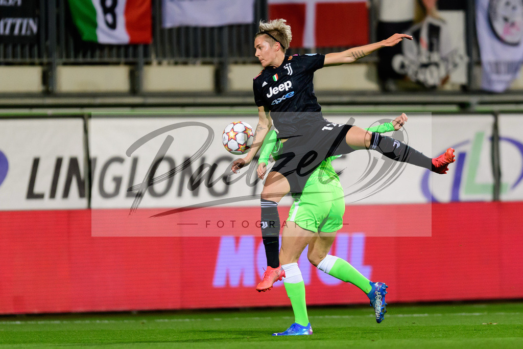 WOBJUV20211118_018 | Fussball, Frauen: Kathrin Hendrich (VfL Wolfsburg) und Lina Hurtig (Juventus FC) im Zweikampf bei dem Spiel der UEFA Women´s Champions League zwischen VfL Wolfsburg und Juventus Turin im AOK-Stadion am 18.11.2021 in Wolfsburg, Deutschland. - Realisiert mit Pictrs.com